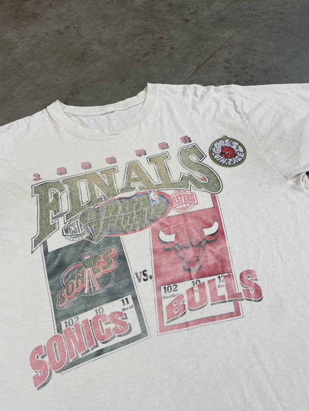 Vintage 90s Thrashed Chicago Bulls Super Sonics NBA 23x30